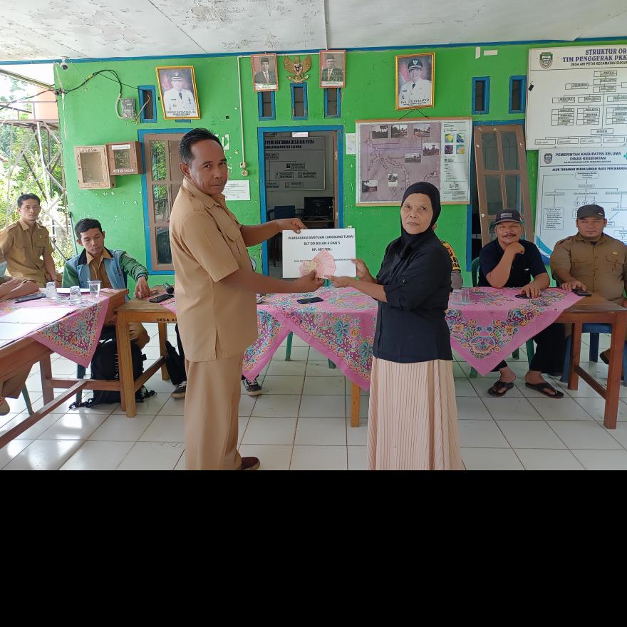 PEMBAGIAN BLT DD Tahap 4 dan 5 Oleh pemdes Desa air petai